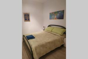 sypialnia z łóżkiem w pokoju w obiekcie Feel at Home - CASA LA POSTA w mieście Lovere