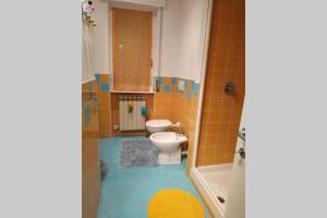 W łazience znajduje się toaleta, prysznic i wanna. w obiekcie Feel at Home - CASA LA POSTA w mieście Lovere
