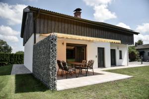 ein kleines Haus mit einem Tisch und Stühlen in der Unterkunft Steinbrunner Geschmackvolle Ferienwohnungen in Burghausen