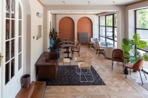 lobby restauracji ze stołami i krzesłami w obiekcie Nest w Győr
