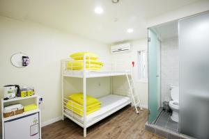 Postel nebo postele na pokoji v ubytování 24 Guesthouse Myeongdong Avenue