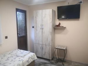 TV a/nebo společenská místnost v ubytování Къща за гости Под ОРЕХА