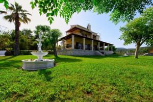 Vonkajšia záhrada v ubytovaní Grand Villa Roubana