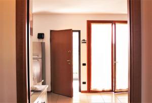 una camera con porta e una cucina con frigorifero di Appartemento Stella a Bergamo