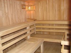 uma sauna com bancos de madeira num quarto em Sloneczny Dom em Łeba