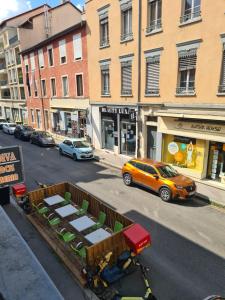 una vista aérea de una calle con un coche aparcado en la carretera en T2 tout neuf au coeur des commerces de Montchat, en Lyon