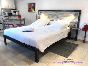 Postel nebo postele na pokoji v ubytování La Cour des Amis