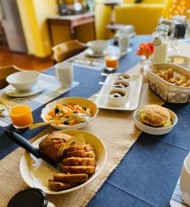ein blauer Tisch mit Teller mit Lebensmitteln drauf in der Unterkunft Coeur de Calignac in Calignac