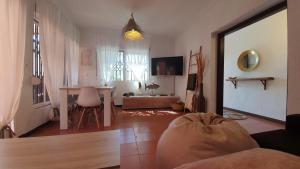 - un salon avec une table et une chaise dans l'établissement PINO BEACH, à Punta Umbría