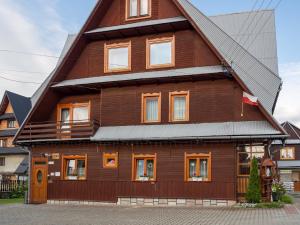 duży drewniany dom z dachem gambrel w obiekcie U HANKI w mieście Białka Tatrzanska