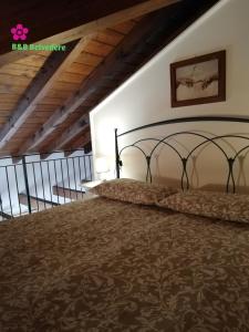 um quarto com uma cama num quarto em B&B Belvedere em Lurago Marinone