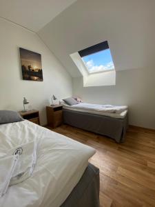 - une chambre avec 2 lits et une fenêtre dans l'établissement Halmstad Tönnersjö Golfbana, à Eldsberga