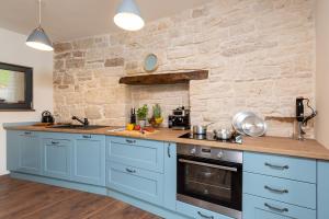 Kuchnia lub aneks kuchenny w obiekcie Boutique house Istria with pool and fireplace