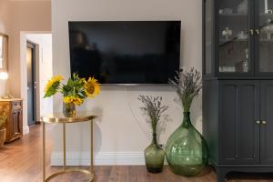 Telewizja i/lub zestaw kina domowego w obiekcie Boutique house Istria with pool and fireplace