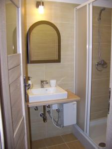 a bathroom with a sink and a mirror at Domek Letniskowy na Mazurach in Giżycko