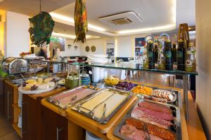 Makanan di atau di tempat lain dekat hotel
