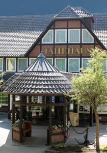 un kiosque en face d'un bâtiment dans l'établissement Ringhotel Fährhaus, à Bad Bevensen