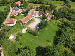 an aerial view of a house with a yard at Camping Zamolxe in Sarmizegetusa