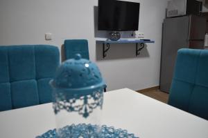 a table with a blue vase on top of it at APARTAMENTO EL ROMERAL in Alhaurín de la Torre