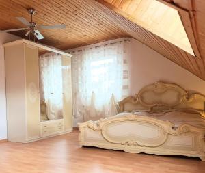 - une chambre avec un grand lit et une fenêtre dans l'établissement Holzfeld, à Boppard