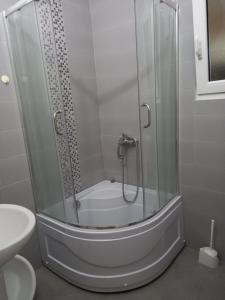 een badkamer met een glazen douchecabine bij MD Apartmani Canj in Čanj