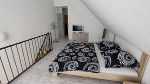 a bedroom with a bed with black and white pillows at Ferienwohnung in Erfurt Marbach (Maisonette) in Erfurt