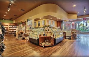 Χώρος καθιστικού στο GROUND FLOOR DIRECT ACCESS with private outdoor yard space luxury resort condo