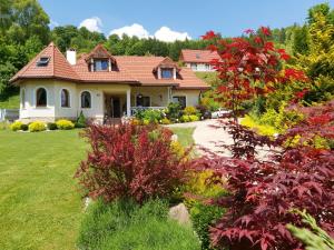 a house with a garden in front of it at Osada wspomnień in Polańczyk