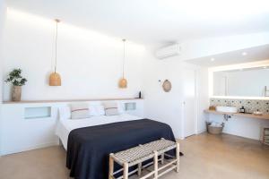 Un dormitorio con una cama con una manta negra. en Agroturismo Ses Talaies, en Ciutadella