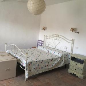 - une chambre avec un lit blanc et une commode dans l'établissement Fiordiloto, à Monsampolo del Tronto