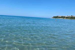 duży zbiornik wodny z plażą w tle w obiekcie Maria‘s Apartment w mieście Kastrosikia