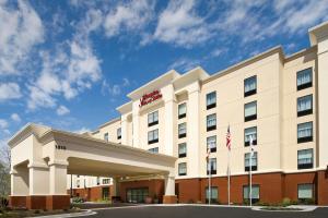 eine Darstellung der Vorderseite eines Hotels in der Unterkunft Hampton Inn & Suites Baltimore/Woodlawn in Baltimore