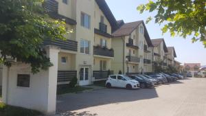 a row of cars parked next to a building at APARTAMENT CETATE VIEW in Râşnov