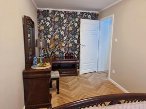 a hallway with a room with a table and a mirror at Apartament Józefa Bema - Gdynia Śródmieście in Gdynia