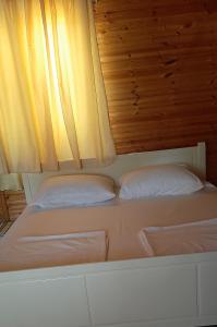 Ένα ή περισσότερα κρεβάτια σε δωμάτιο στο kolonia e artistave
