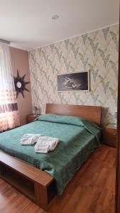 1 dormitorio con 1 cama con 2 toallas en B&B Regina en Busto Arsizio