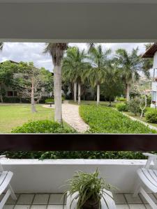 uma vista a partir de uma varanda de um parque com palmeiras em Flat no hotel fazenda portal de Gravatá em Gravatá
