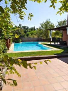 a swimming pool in the backyard of a house at Lia y el Pinar in Olías del Rey