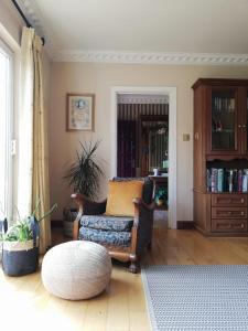 sala de estar con sofá y silla en Applecroft House, en Killarney