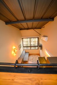 聖保羅的住宿－Apê Paulista Augusta，客厅配有沙发和桌子