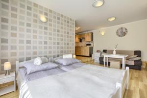 ein Schlafzimmer mit großem Bett und ein Wohnzimmer in der Unterkunft Słoneczny Domek in Szklarska Poręba