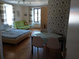 1 dormitorio con 1 cama, mesa y sillas en Ferienwohnung Madlene 1, en Gablitz