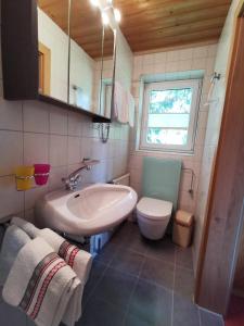 A bathroom at Pension Tannheim