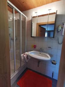 A bathroom at Pension Tannheim