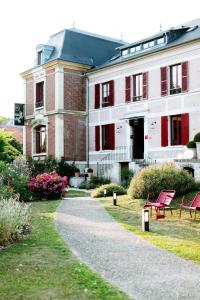 A garden outside Hotel Restaurant La Musardiere