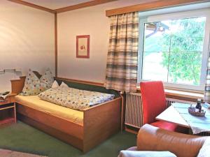 Tempat tidur dalam kamar di Pension Tannheim