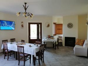 comedor con mesa blanca y sillas en Agriturismo CuoreLieto del Cilento, en Corleto Monforte