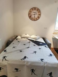 A bed or beds in a room at Pension Tannheim