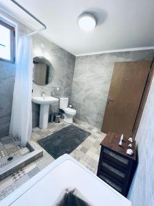 Kylpyhuone majoituspaikassa Haroupia