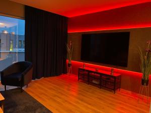 TV a/nebo společenská místnost v ubytování VIP Apartament-Marine